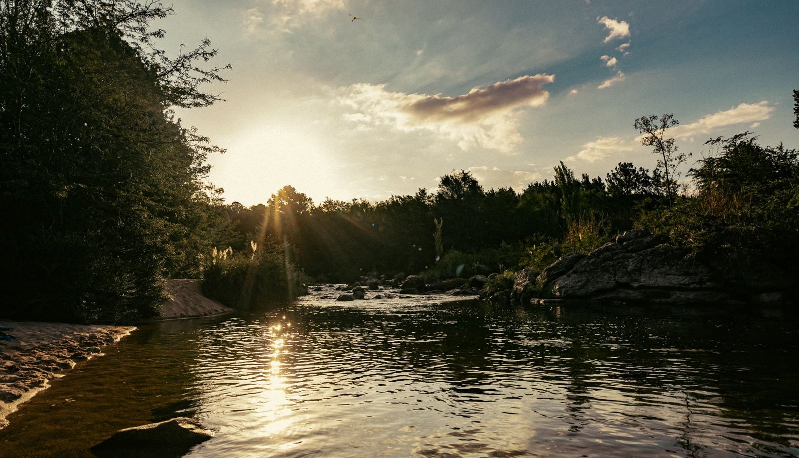El río Los Reartes al atardecer, dentro del predio de El Escondido