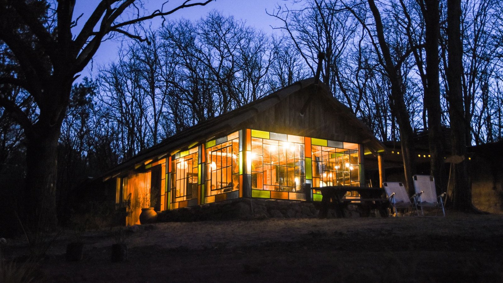 El restaurante iluminado al caer la noche